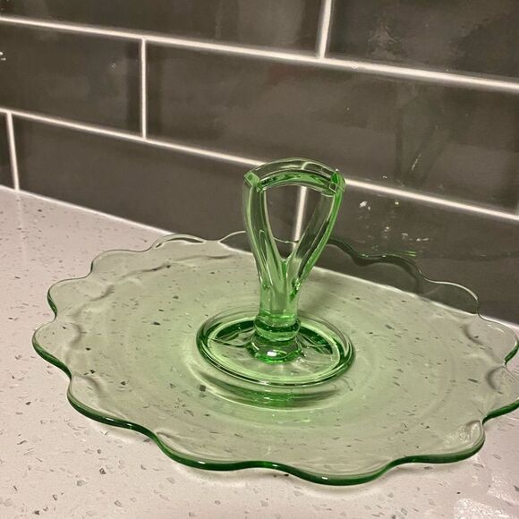 Vintage green glass scalloped edge center handle tray - EUC!! - Picture 2 of 5